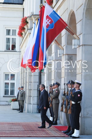  22.07.2014 WARSZAWA<br />SPOTKANIE PREZYDENTOW GRUPY WYSZEHRADZKIEJ<br />N/Z PREZYDENT RP BRONISLAW KOMOROWSKI FLAGI WOJSKO<br /> 