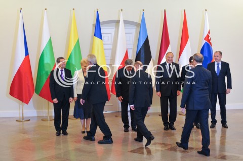  22.07.2014 WARSZAWA<br />SPOTKANIE PREZYDENTOW GRUPY WYSZEHRADZKIEJ<br />N/Z PREZYDENT RP BRONISLAW KOMOROWSKI ANDREJ KISKA MILOS ZEMAN JANOS ADER ROSEN PLEWNELIJEW ANDRIS BERZINS DALIA GRYBAUSKAITE TOOMAS HENDRIK ILVES TRAIAN BASESCU<br /> 