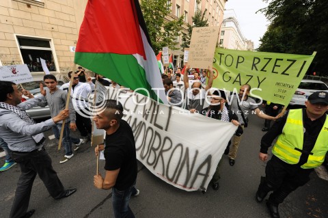  25.07.2014 WARSZAWA<br />MANIFESTACJA W SPRAWIE WOLNEJ PALESTYNY<br />N/Z PROTESTUJACY PRZECIWKO WOJNIE<br /> 