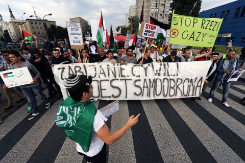  25.07.2014 WARSZAWA<br />MANIFESTACJA W SPRAWIE WOLNEJ PALESTYNY<br />N/Z PROTESTUJACY PRZECIWKO WOJNIE<br /> 