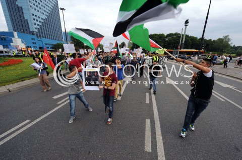  25.07.2014 WARSZAWA<br />MANIFESTACJA W SPRAWIE WOLNEJ PALESTYNY<br />N/Z PROTESTUJACY PRZECIWKO WOJNIE<br /> 
