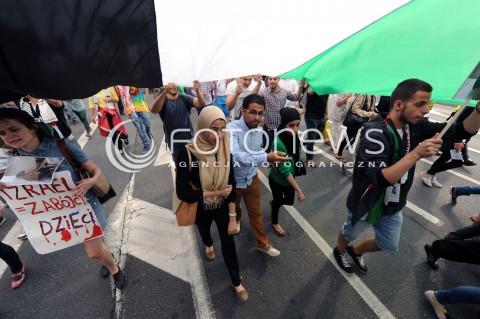  25.07.2014 WARSZAWA<br />MANIFESTACJA W SPRAWIE WOLNEJ PALESTYNY<br />N/Z PROTESTUJACY PRZECIWKO WOJNIE<br /> 