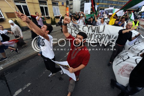  25.07.2014 WARSZAWA<br />MANIFESTACJA W SPRAWIE WOLNEJ PALESTYNY<br />N/Z PROTESTUJACY PRZECIWKO WOJNIE<br /> 