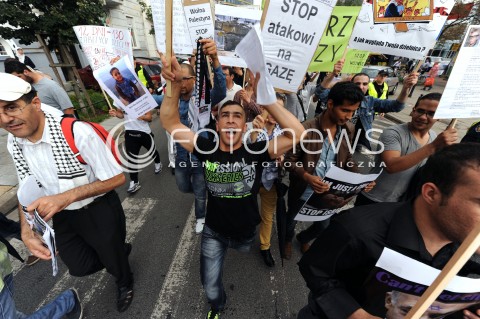  25.07.2014 WARSZAWA<br />MANIFESTACJA W SPRAWIE WOLNEJ PALESTYNY<br />N/Z PROTESTUJACY PRZECIWKO WOJNIE<br /> 