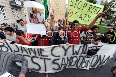  25.07.2014 WARSZAWA<br />MANIFESTACJA W SPRAWIE WOLNEJ PALESTYNY<br />N/Z PROTESTUJACY PRZECIWKO WOJNIE<br /> 