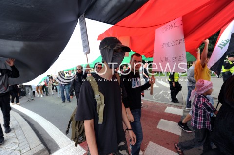  25.07.2014 WARSZAWA<br />MANIFESTACJA W SPRAWIE WOLNEJ PALESTYNY<br />N/Z PROTESTUJACY PRZECIWKO WOJNIE<br /> 