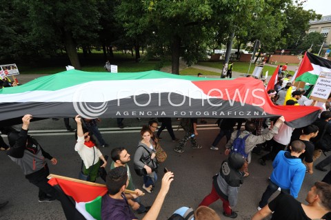  25.07.2014 WARSZAWA<br />MANIFESTACJA W SPRAWIE WOLNEJ PALESTYNY<br />N/Z PROTESTUJACY PRZECIWKO WOJNIE<br /> 