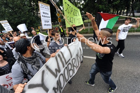  25.07.2014 WARSZAWA<br />MANIFESTACJA W SPRAWIE WOLNEJ PALESTYNY<br />N/Z PROTESTUJACY PRZECIWKO WOJNIE<br /> 