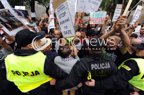  25.07.2014 WARSZAWA<br />MANIFESTACJA W SPRAWIE WOLNEJ PALESTYNY<br />N/Z PROTESTUJACY PRZECIWKO WOJNIE<br /> 