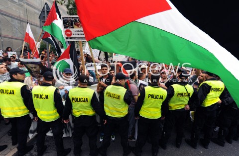 25.07.2014 WARSZAWA<br />MANIFESTACJA W SPRAWIE WOLNEJ PALESTYNY<br />N/Z PROTESTUJACY PRZECIWKO WOJNIE KORDON POLICJI<br /> 