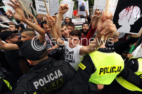 25.07.2014 WARSZAWA<br />MANIFESTACJA W SPRAWIE WOLNEJ PALESTYNY<br />N/Z PROTESTUJACY PRZECIWKO WOJNIE<br /> 