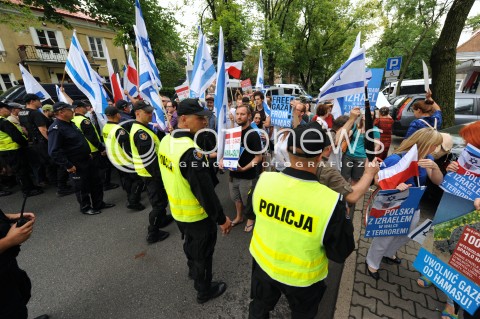  25.07.2014 WARSZAWA<br />MANIFESTACJA W SPRAWIE WOLNEJ PALESTYNY<br />N/Z PROTESTUJACY PRZECIWKO WOJNIE<br /> 