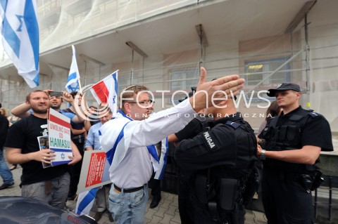  25.07.2014 WARSZAWA<br />MANIFESTACJA W SPRAWIE WOLNEJ PALESTYNY<br />N/Z PROTESTUJACY PRZECIWKO WOJNIE ZYDZI<br /> 