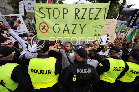  25.07.2014 WARSZAWA<br />MANIFESTACJA W SPRAWIE WOLNEJ PALESTYNY<br />N/Z PROTESTUJACY PRZECIWKO WOJNIE<br /> 