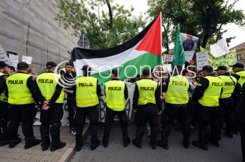  25.07.2014 WARSZAWA<br />MANIFESTACJA W SPRAWIE WOLNEJ PALESTYNY<br />N/Z PROTESTUJACY PRZECIWKO WOJNIE KORDON POLICJI<br /> 