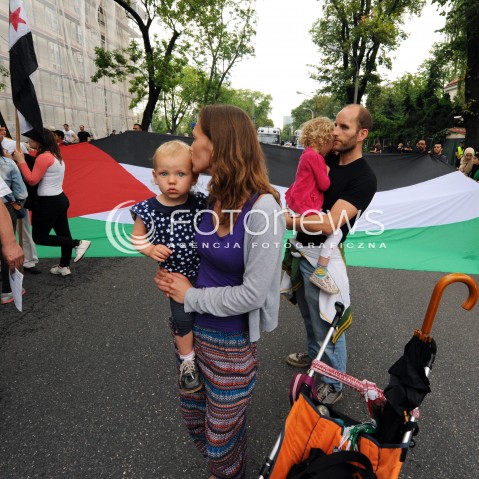  25.07.2014 WARSZAWA<br />MANIFESTACJA W SPRAWIE WOLNEJ PALESTYNY<br />N/Z PROTESTUJACY PRZECIWKO WOJNIE RODZINY Z DZIECMI<br /> 