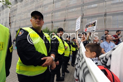  25.07.2014 WARSZAWA<br />MANIFESTACJA W SPRAWIE WOLNEJ PALESTYNY<br />N/Z PROTESTUJACY PRZECIWKO WOJNIE<br /> 