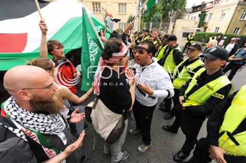  25.07.2014 WARSZAWA<br />MANIFESTACJA W SPRAWIE WOLNEJ PALESTYNY<br />N/Z PROTESTUJACY PRZECIWKO WOJNIE<br /> 