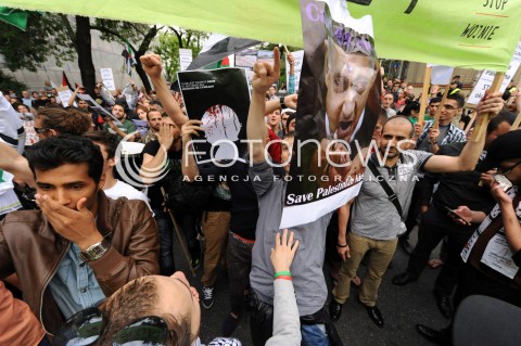  25.07.2014 WARSZAWA<br />MANIFESTACJA W SPRAWIE WOLNEJ PALESTYNY<br />N/Z PROTESTUJACY PRZECIWKO WOJNIE<br /> 