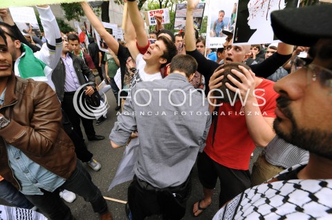  25.07.2014 WARSZAWA<br />MANIFESTACJA W SPRAWIE WOLNEJ PALESTYNY<br />N/Z PROTESTUJACY PRZECIWKO WOJNIE<br /> 