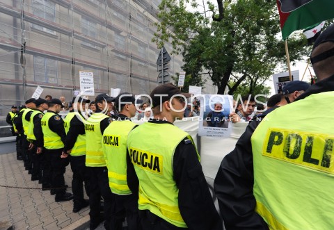  25.07.2014 WARSZAWA<br />MANIFESTACJA W SPRAWIE WOLNEJ PALESTYNY<br />N/Z PROTESTUJACY PRZECIWKO WOJNIE<br /> 