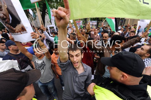  25.07.2014 WARSZAWA<br />MANIFESTACJA W SPRAWIE WOLNEJ PALESTYNY<br />N/Z PROTESTUJACY PRZECIWKO WOJNIE<br /> 