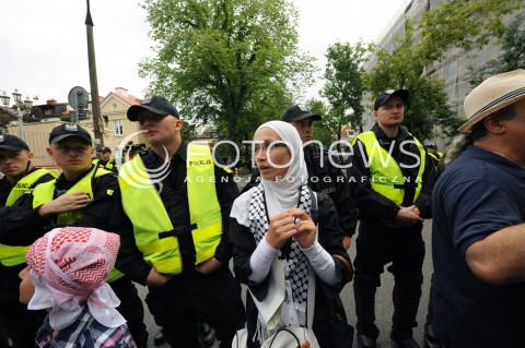  25.07.2014 WARSZAWA<br />MANIFESTACJA W SPRAWIE WOLNEJ PALESTYNY<br />N/Z PROTESTUJACY PRZECIWKO WOJNIE KOBIETA POLICJA<br /> 