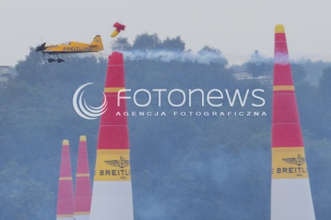  26.07.2014 GDYNIA<br />MISTRZOSTWA SWIATA RED BULL AIR RACE W GDYNII<br />Red Bull Air Race World Championship 2014 in Gdynia, Poland<br />N/Z MATT HALL - SAMOLOT MXS-R<br />SCIETY PYLON ZDERZENIE Z PYLONEM<br /> 