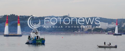  26.07.2014 GDYNIA<br />MISTRZOSTWA SWIATA RED BULL AIR RACE W GDYNII<br />Red Bull Air Race World Championship 2014 in Gdynia, Poland<br />N/Z MATTHIAS DOLDERER - SAMOLOT EDGE 540 V3 <br />PANORAMA LODKI ZAGLOWKI STATKI WIDOK VIEW GDYNII<br /> 