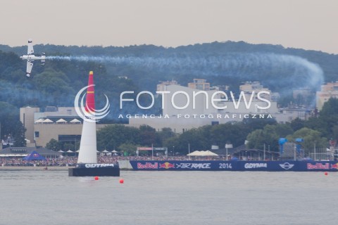  26.07.2014 GDYNIA<br />MISTRZOSTWA SWIATA RED BULL AIR RACE W GDYNII<br />Red Bull Air Race World Championship 2014 in Gdynia, Poland<br />N/Z MATTHIAS DOLDERER - SAMOLOT EDGE 540 V3 <br />PANORAMA LODKI ZAGLOWKI STATKI WIDOK VIEW GDYNII<br /> 