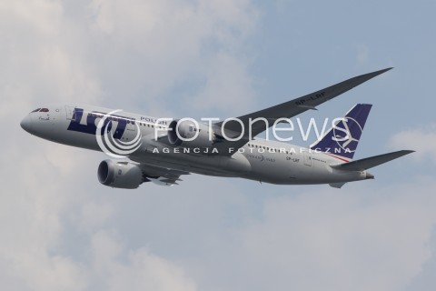  27.07.2014 GDYNIA<br />MISTRZOSTWA SWIATA RED BULL AIR RACE W GDYNII<br />Red Bull Air Race World Championship 2014 in Gdynia, Poland<br />N/Z NISKI PRZELOT SAMOLOTU PLL LOT BOEINGA 787 DREAMLINER NAD WYBRZEZEM<br /> 