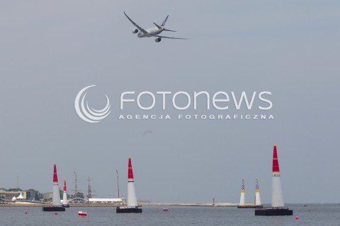  27.07.2014 GDYNIA<br />MISTRZOSTWA SWIATA RED BULL AIR RACE W GDYNII<br />Red Bull Air Race World Championship 2014 in Gdynia, Poland<br />N/Z NISKI PRZELOT SAMOLOTU PLL LOT BOEINGA 787 DREAMLINER NAD WYBRZEZEM<br /> 
