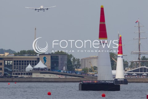  27.07.2014 GDYNIA<br />MISTRZOSTWA SWIATA RED BULL AIR RACE W GDYNII<br />Red Bull Air Race World Championship 2014 in Gdynia, Poland<br />N/Z NISKI PRZELOT SAMOLOTU PLL LOT BOEINGA 787 DREAMLINER NAD WYBRZEZEM<br /> 