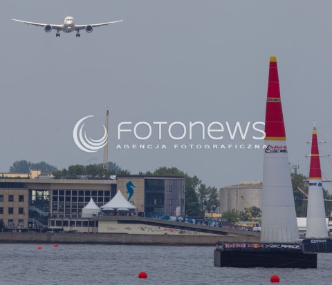  27.07.2014 GDYNIA<br />MISTRZOSTWA SWIATA RED BULL AIR RACE W GDYNII<br />Red Bull Air Race World Championship 2014 in Gdynia, Poland<br />N/Z NISKI PRZELOT SAMOLOTU PLL LOT BOEINGA 787 DREAMLINER NAD WYBRZEZEM<br /> 