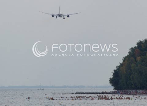  27.07.2014 GDYNIA<br />MISTRZOSTWA SWIATA RED BULL AIR RACE W GDYNII<br />Red Bull Air Race World Championship 2014 in Gdynia, Poland<br />N/Z NISKI PRZELOT SAMOLOTU PLL LOT BOEINGA 787 DREAMLINER NAD WYBRZEZEM<br /> 