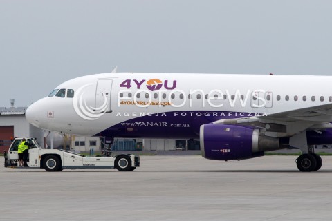  29.07.2014 LOTNISKO JASIONKA<br />ZDJECIE ILUSTRACYJNE<br />N/Z SAMOLOT AIRBUS A320 - 212 LINII LOTNICZYCH 4YOU AIRLINES - REJESTRACJA UR-CME<br /> 