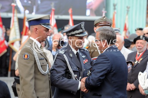  31.07.2014 WARSZAWA<br />APEL POLEGLYCH NA PLACU KRASINSKICH PRZY POMNIKU POWSTANIA WARSZAWSKIEGO<br />N/Z GENERAL BRYGADY ZBIGNIEW SCIBOR RYLSKI PREZES ZARZADU GLOWNEGO ZWIAZKU POWSTANCOW WARSZAWSKIC PREZYDENT RP BRONISLAW KOMOROWSKI<br /> 