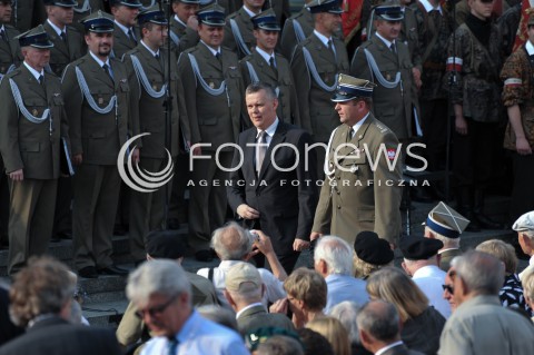  31.07.2014 WARSZAWA<br />70 ROCZNICA POWSTANIA WARSZAWSKIEGO<br />APEL POLEGLYCH PRZY POMNIKU POWSTANIA WARSZAWSKIEGO<br />N/Z MINISTER OBRONY NARODOWEJ TOMASZ SIEMONIAK<br /> 