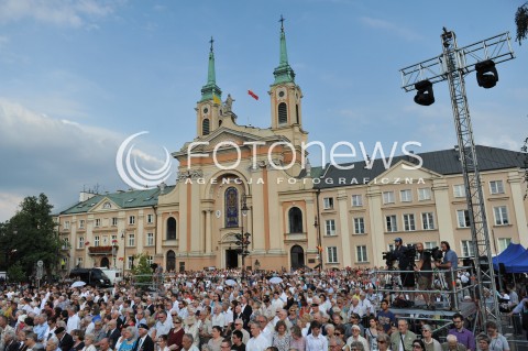  31.07.2014 WARSZAWA<br />70 ROCZNICA POWSTANIA WARSZAWSKIEGO<br />APEL POLEGLYCH PRZY POMNIKU POWSTANIA WARSZAWSKIEGO<br />N/Z UCZESTNICY<br /> 