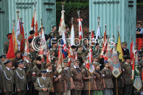 31.07.2014 WARSZAWA<br />70 ROCZNICA POWSTANIA WARSZAWSKIEGO<br />APEL POLEGLYCH PRZY POMNIKU POWSTANIA WARSZAWSKIEGO<br />N/Z ZOLNIERZE HARCERZE FLAGI<br /> 