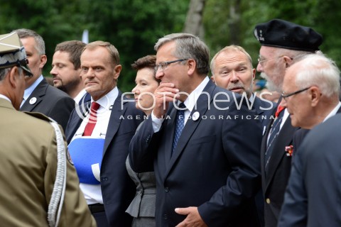  01.08.2014 WARSZAWA<br />GODZINA W PRZY POMNIKU GLORIA VICTIS NA POWAZKACH<br />N/Z PREZYDENT BRONISLAW KOMOROWSKI PREMIER DONALD TUSK HANNA GRONKIEWICZ WALTZ<br /> 