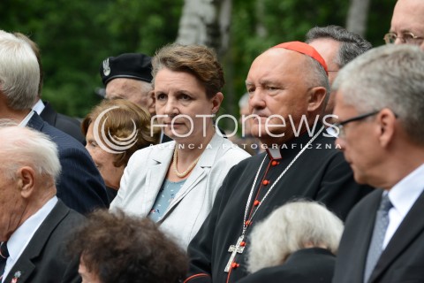  01.08.2014 WARSZAWA<br />GODZINA W PRZY POMNIKU GLORIA VICTIS NA POWAZKACH<br />N/Z ARCYBISKUP WARSZAWSKO PRASKI HENRYK HOSER MINISTER KULTURY MALGORZATA OMILANOWSKA<br /> 
