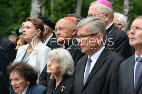 01.08.2014 WARSZAWA<br />GODZINA W PRZY POMNIKU GLORIA VICTIS NA POWAZKACH<br />N/Z ARCYBISKUP WARSZAWSKO PRASKI HENRYK HOSER MINISTER KULTURY MALGORZATA OMILANOWSKA<br /> 