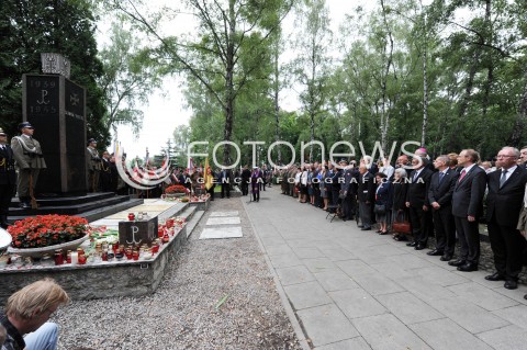  01.08.2014 WARSZAWA<br />GODZINA W PRZY POMNIKU GLORIA VICTIS NA POWAZKACH<br />N/Z UCZESTNICY UROCZYSTOSCI<br /> 