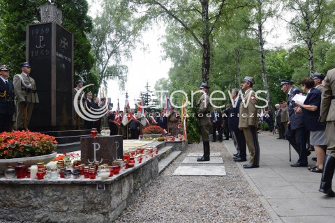  01.08.2014 WARSZAWA<br />GODZINA W PRZY POMNIKU GLORIA VICTIS NA POWAZKACH<br />N/Z PREZYDENT BRONISLAW KOMOROWSKI GENERAL BRYGADY ZBIGNIEW SCIBOR RYLSKI PREZES ZARZADU GLOWNEGO ZWIAZKU POWSTANCOW WARSZAWSKICH GENERAL BRYGADY WIESLAW GRUDZINSKI<br /> 