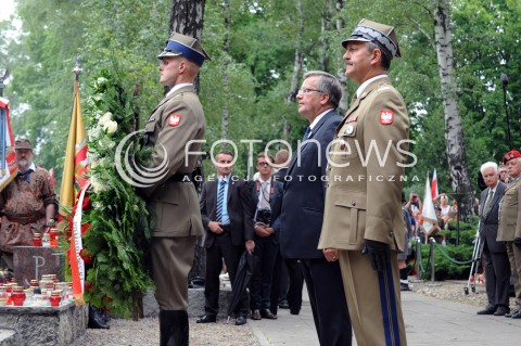  01.08.2014 WARSZAWA<br />GODZINA W PRZY POMNIKU GLORIA VICTIS NA POWAZKACH<br />N/Z PREZYDENT BRONISLAW KOMOROWSKI GENERAL BRYGADY WIESLAW GRUDZINSKI<br /> 