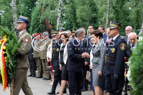  01.08.2014 WARSZAWA<br />GODZINA W PRZY POMNIKU GLORIA VICTIS NA POWAZKACH<br />N/Z PREZYDENT BRONISLAW KOMOROWSKI HANNA GRONKIEWICZ WALTZ PRZEWODNICZACA RADY MIASTA STOLECZNEGO WARSZAWY DOROTA EWA MALINOWSKA GRUPINSKA<br /> 