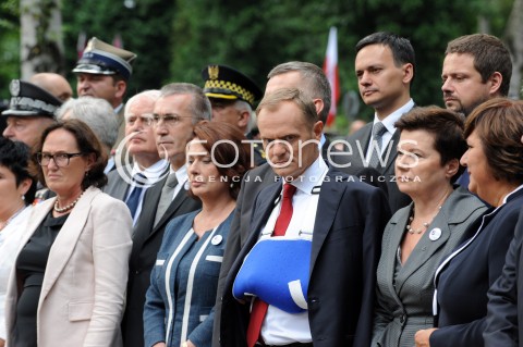  01.08.2014 WARSZAWA<br />GODZINA W PRZY POMNIKU GLORIA VICTIS NA POWAZKACH<br />N/Z PREMIERDONALD TUSK HANNA GRONKIEWICZ WALTZ RZECZNIK RZADU MALGORZATA KIDAWA BLONSKA PRZEWODNICZACA RADY MIASTA STOLECZNEGO WARSZAWY DOROTA EWA MALINOWSKA GRUPINSKA<br /> 