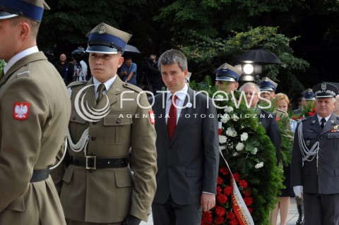  01.08.2014 WARSZAWA<br />UROCZYSTOSCI POWSTANCZE W WARSZAWIE<br />N/Z MINISTER FINANSOW MATEUSZ SZCZUREK SKLADA WIENIEC<br /> 