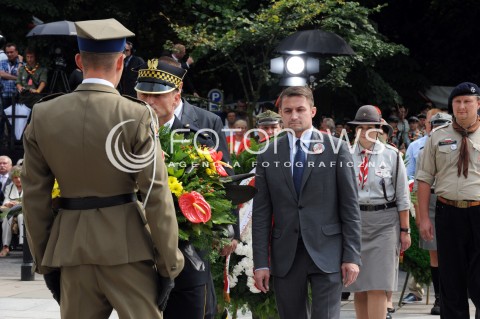  01.08.2014 WARSZAWA<br />UROCZYSTOSCI POWSTANCZE W WARSZAWIE<br />N/Z BURMISTRZ DZIELNICY URSYNOW PIOTR GUZIAL SKLADA WIENIEC WARSZAWSKA WSPOLNOTA SAMORZADOWA<br /> 